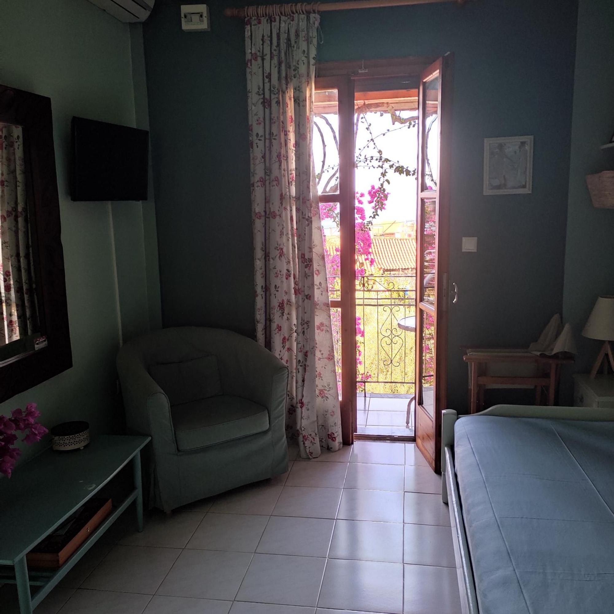 Iliolithos Rooms Kardhamili Esterno foto