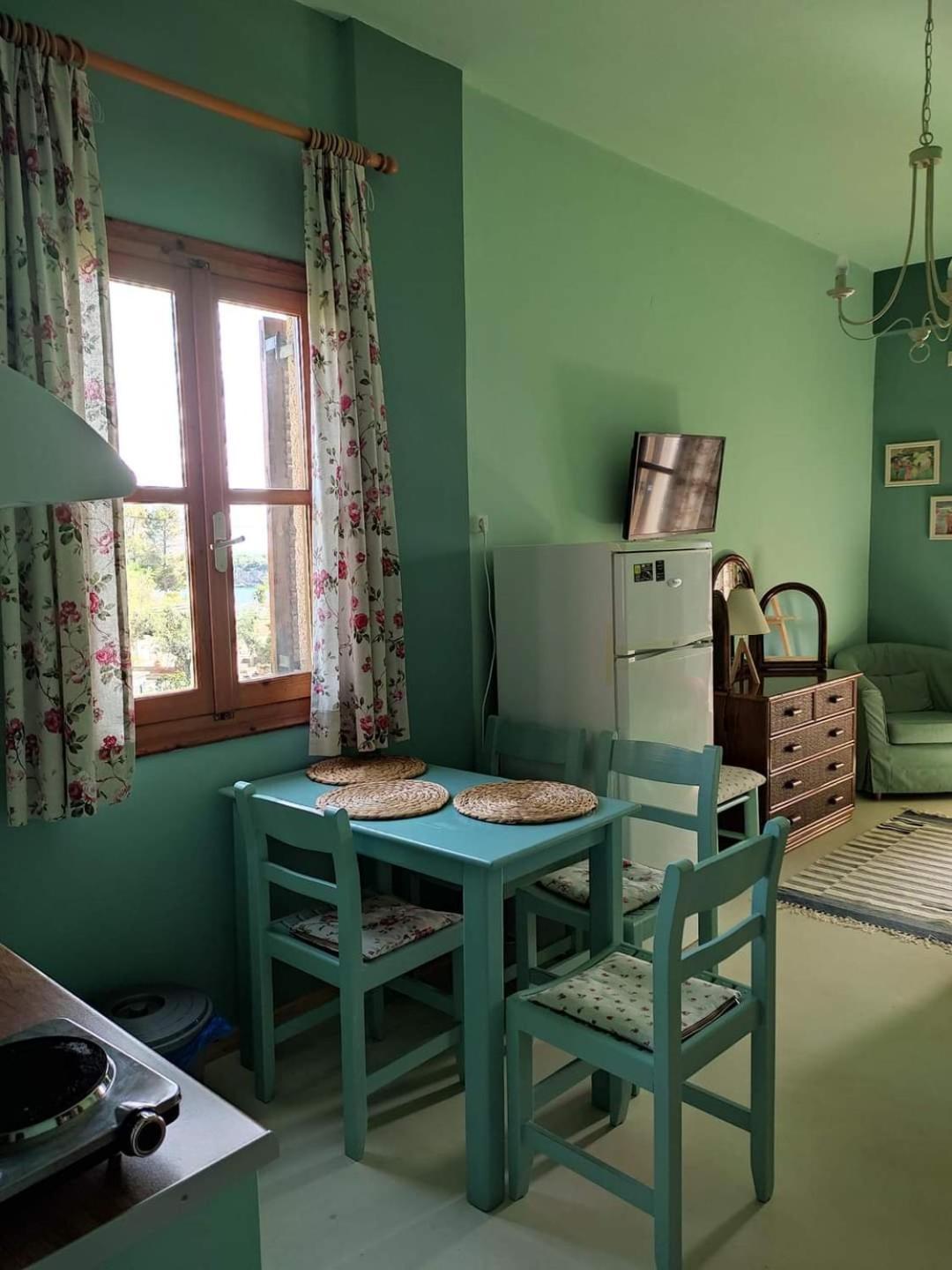 Iliolithos Rooms Kardhamili Esterno foto