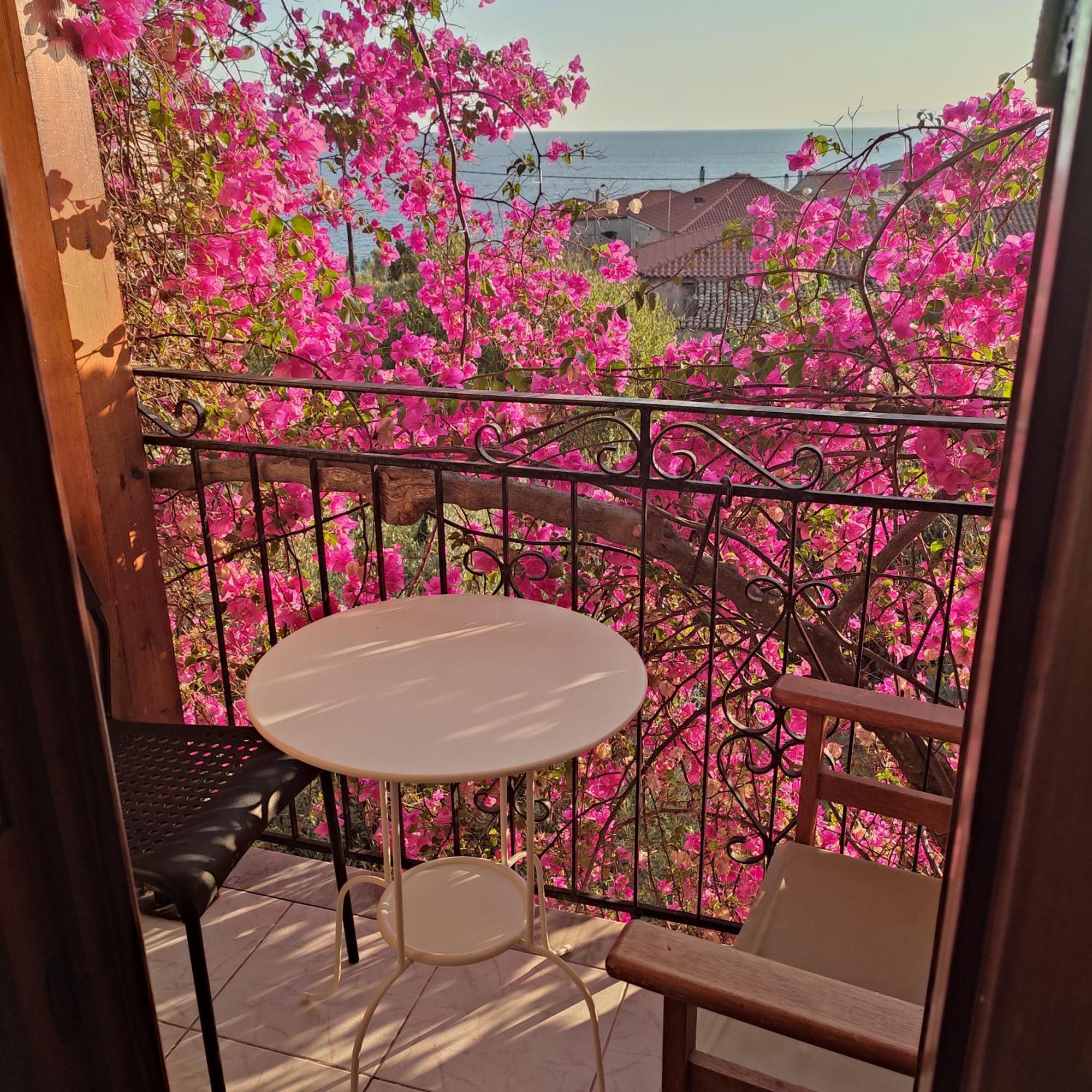 Iliolithos Rooms Kardhamili Esterno foto